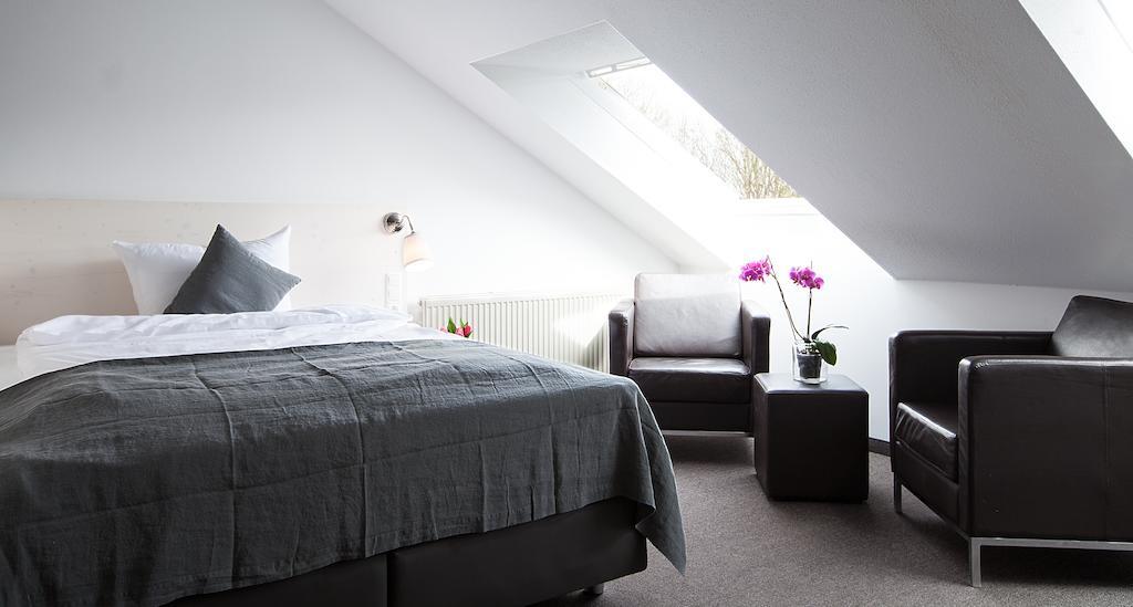 Alpengluehen Smart Hotel Olching Room photo